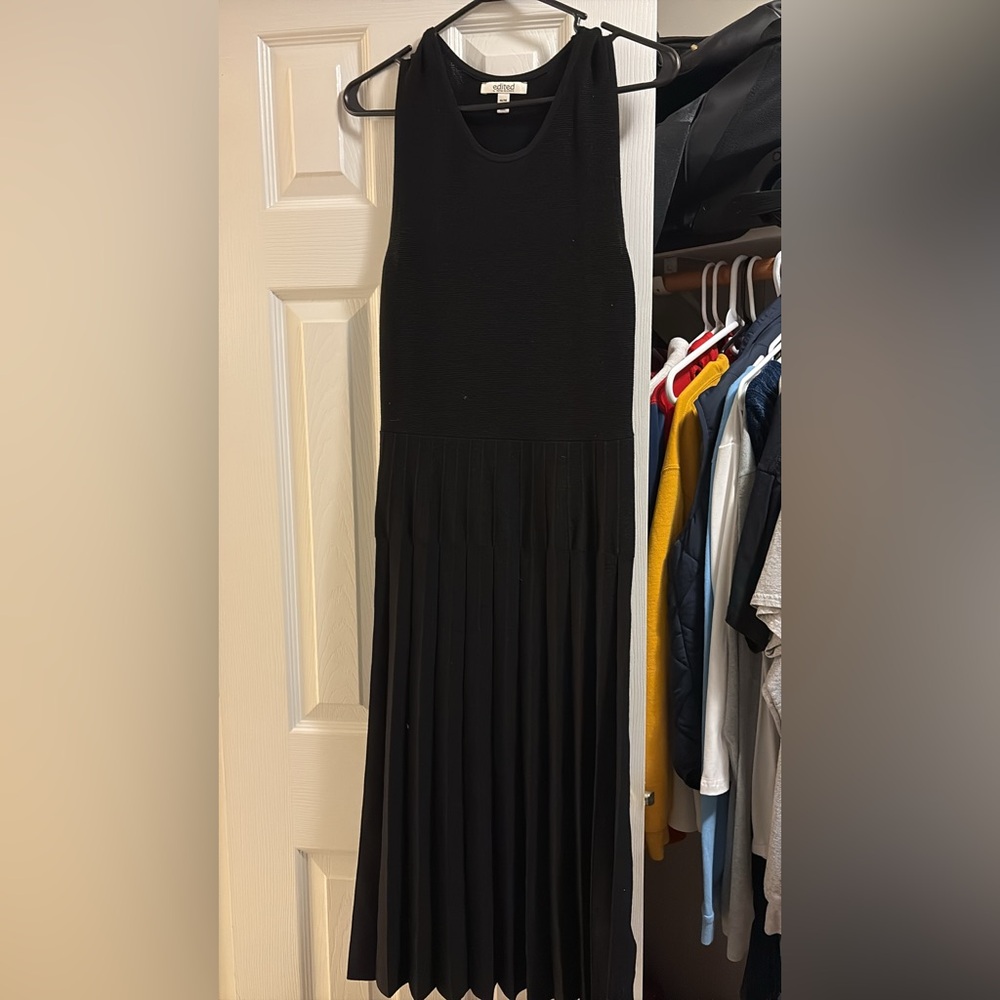 Black Pleated Sleeveless Dress
